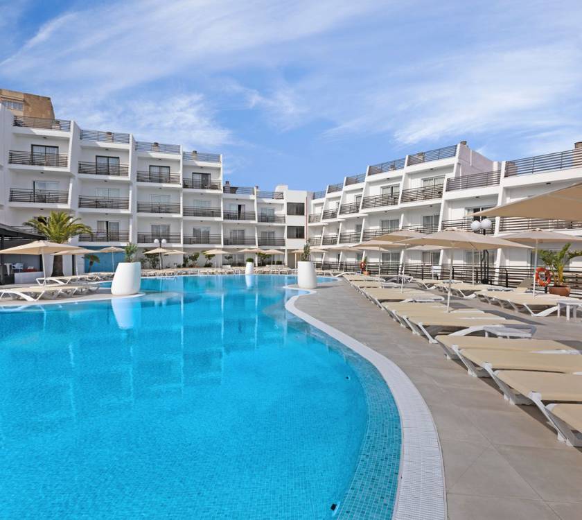 Piscina Hotel Palmanova Suites by TRH Magaluf